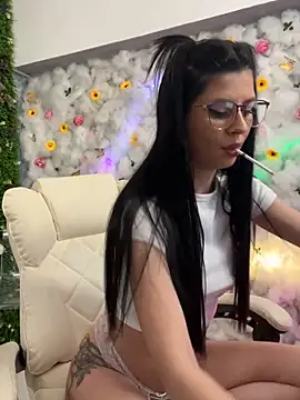 Candy T33n online show from December 4, 2025, 4:39 pm