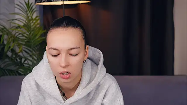 IvetteZermeno online show from November 11, 2025, 10:32 am