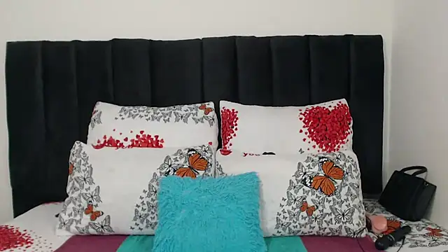 Miss-Berries online show from April 1, 2026, 1:19 am