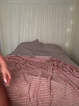 Snapshot of LillieMaee chatting on March 25, 2026, 12:04 pm LillieMaee online show from March 25, 2026, 12:04 pm