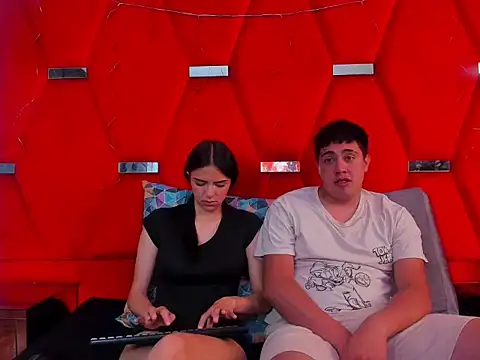 Snapshot of Emmaanddarling chatting on November 24, 2025, 12:27 pm Emmaanddarling online show from November 24, 2025, 12:27 pm