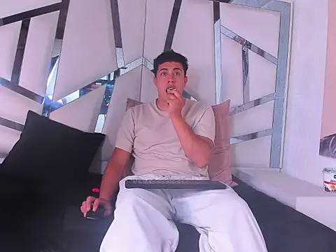 Snapshot of Emmaanddarling chatting on November 17, 2025, 4:11 pm Emmaanddarling online show from November 17, 2025, 4:11 pm