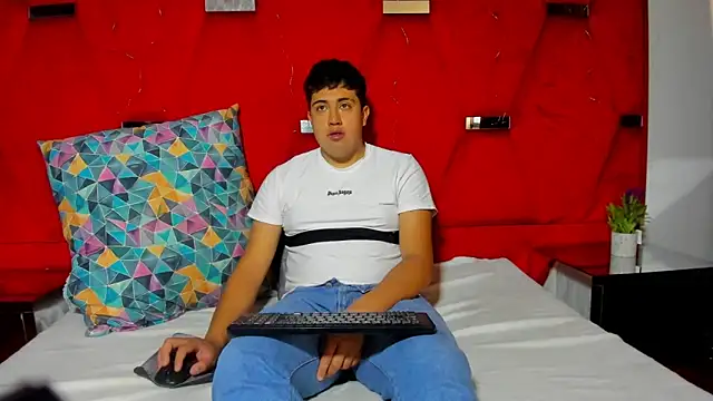 Emmaanddarling online show from December 18, 2025, 2:10 pm