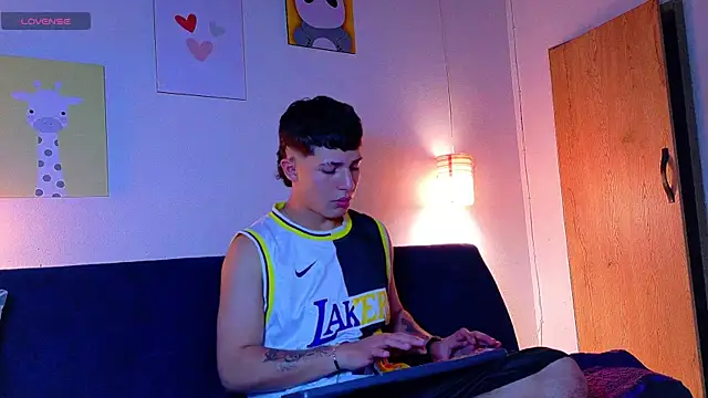 latiin boy21 online show from November 7, 2025, 5:50 pm