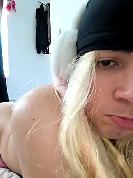 Snapshot of MikahLee6 chatting on November 9, 2025, 10:36 pm MikahLee6 online show from November 9, 2025, 10:36 pm