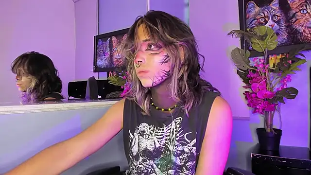 Snapshot of luxiel_ chatting on November 26, 2025, 10:43 pm luxiel online show from November 26, 2025, 10:43 pm