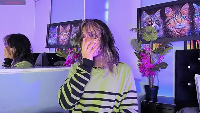 Snapshot of luxiel_ chatting on November 27, 2025, 10:21 pm luxiel online show from November 27, 2025, 10:21 pm