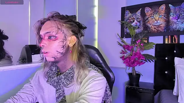 Snapshot of luxiel_ chatting on November 18, 2025, 9:29 pm luxiel online show from November 18, 2025, 9:29 pm