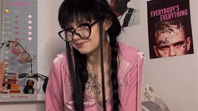 Snapshot of CharlyOrwell chatting on November 17, 2025, 6:17 am CharlyOrwell online show from November 17, 2025, 6:17 am