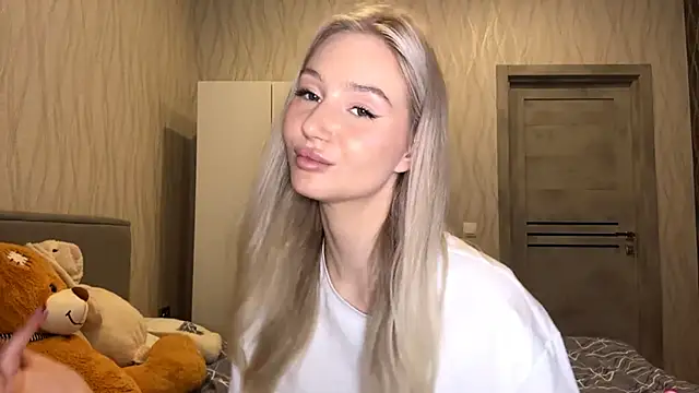 Snapshot of MoonlitCrystalia chatting on November 8, 2025, 4:43 pm MoonlitCrystalia online show from November 8, 2025, 4:43 pm