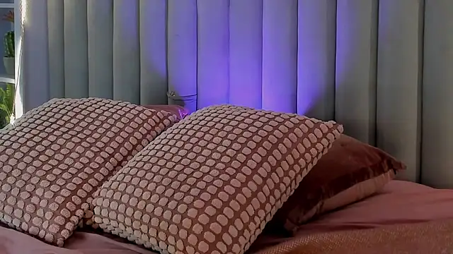 NicoletCherry   online show from December 20, 2025, 7:50 pm