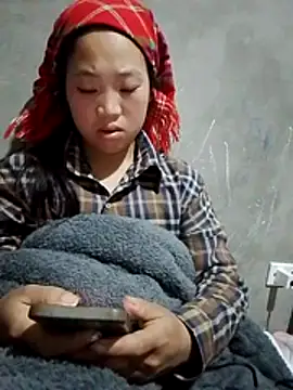 Yumiik2kk online show from December 4, 2025, 7:13 pm