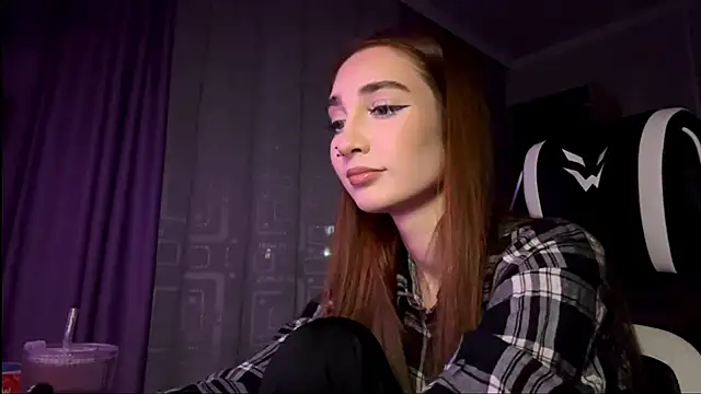 HollyPaw online show from November 17, 2025, 6:34 pm