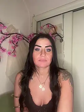 Snapshot of ValayaNoire chatting on December 17, 2025, 12:15 am ValayaNoire online show from December 17, 2025, 12:15 am