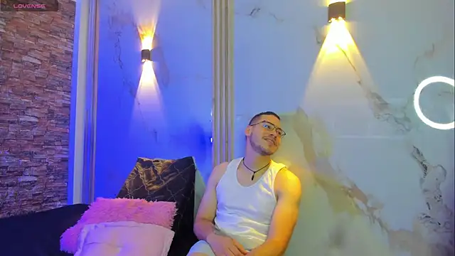 Aron and molly online show from November 16, 2025, 12:32 pm