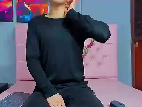 ElanGiraldo online show from November 19, 2025, 10:21 pm