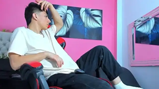 ElanGiraldo online show from November 13, 2025, 10:35 pm