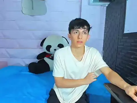 ElanGiraldo online show from November 25, 2025, 10:32 pm