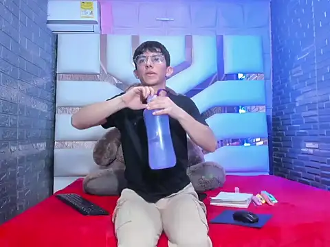 ElanGiraldo online show from February 18, 2026, 12:08 am