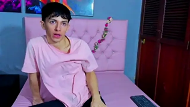 ElanGiraldo online show from November 22, 2025, 10:08 pm