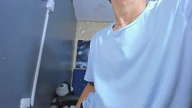 ElanGiraldo online show from May 25, 2026, 11:47 pm