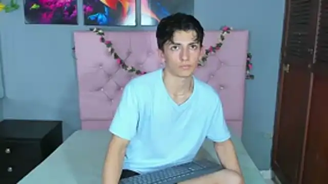 ElanGiraldo online show from December 17, 2025, 10:26 pm