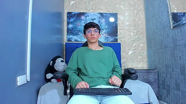 ElanGiraldo online show from May 17, 2026, 9:26 pm