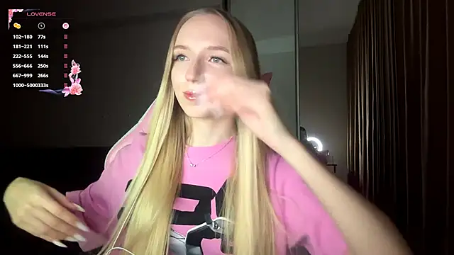 LaceDream online show from December 17, 2025, 4:12 pm