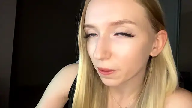 LaceDream online show from November 28, 2025, 4:07 pm