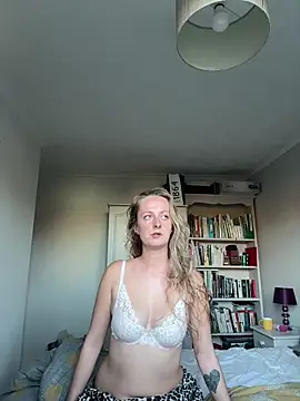 Snapshot of NaughtyAmore chatting on November 30, 2025, 2:07 pm NaughtyAmore online show from November 30, 2025, 2:07 pm