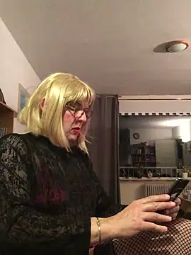 simone xdressing online show from October 4, 2025, 11:28 pm