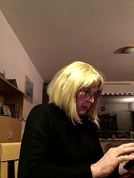 simone xdressing online show from January 18, 2026, 1:20 am