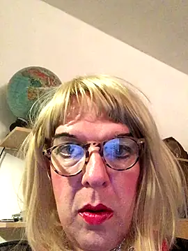 simone xdressing online show from September 21, 2025, 12:05 am