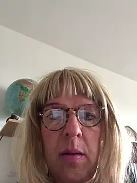 simone xdressing online show from October 3, 2025, 1:01 pm