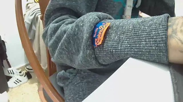 Calavera2001 online show from December 15, 2025, 1:28 pm