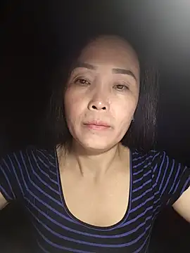 Feeling-hot online show from November 12, 2025, 1:04 pm