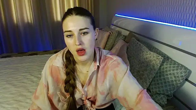 Snapshot of cutie_violet chatting on November 27, 2025, 11:10 am cutie violet online show from November 27, 2025, 11:10 am