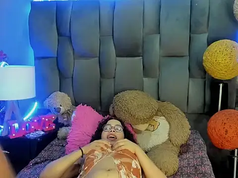 Snapshot of AronAndSacha chatting on November 18, 2025, 1:21 am AronAndSacha online show from November 18, 2025, 1:21 am