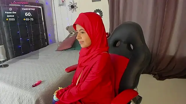 NaylaAbadi online show from November 17, 2025, 12:31 pm