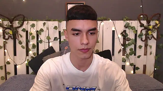 DUVAN MONTES online show from December 1, 2025, 7:37 pm