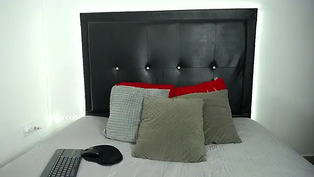 perla stone 20 online show from November 19, 2025, 7:47 pm