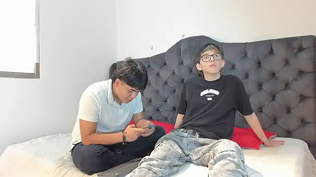 Snapshot of 3guy3 chatting on November 25, 2025, 8:20 pm 3guy3 online show from November 25, 2025, 8:20 pm