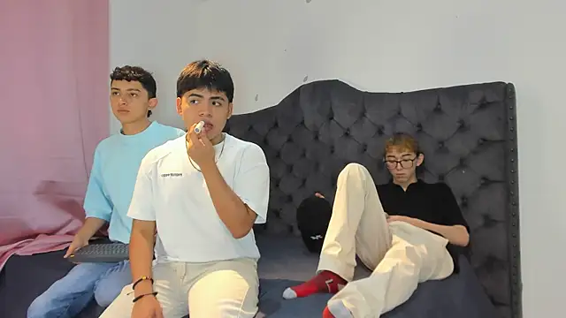 Snapshot of 3guy3 chatting on November 22, 2025, 7:46 pm 3guy3 online show from November 22, 2025, 7:46 pm