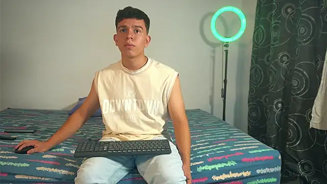 Snapshot of Max_ethan5 chatting on November 20, 2025, 10:31 pm Max ethan5 online show from November 20, 2025, 10:31 pm