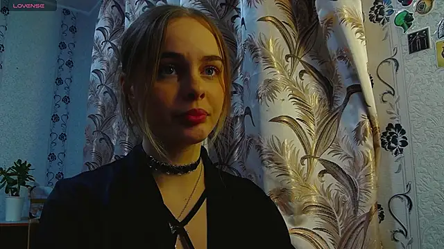 AlicaLOVEalisa777 online show from December 15, 2025, 4:46 pm