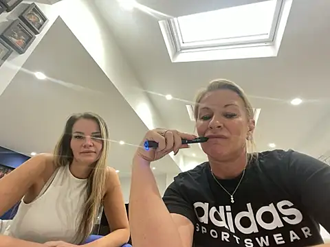 Cutebrowneyes  online show from November 12, 2025, 12:53 pm