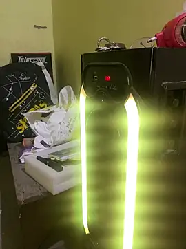 hotyyyyjonny online show from April 13, 2026, 4:11 pm