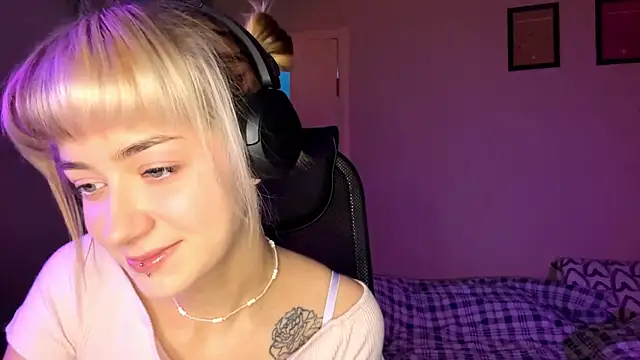 EmilySkyline online show from November 19, 2025, 5:07 am