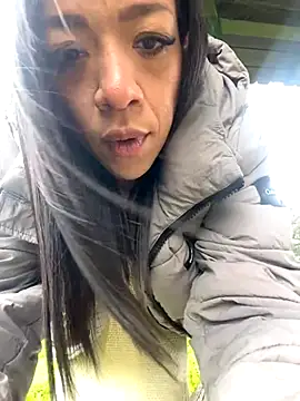 Hellenmilffitnes online show from November 27, 2025, 3:45 pm