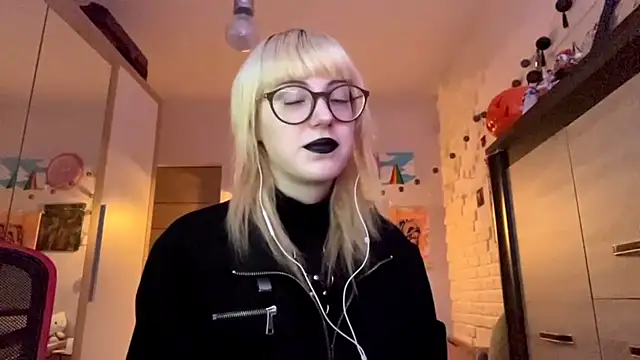 Snapshot of EffacedScan chatting on November 17, 2025, 2:10 pm EffacedScan online show from November 17, 2025, 2:10 pm